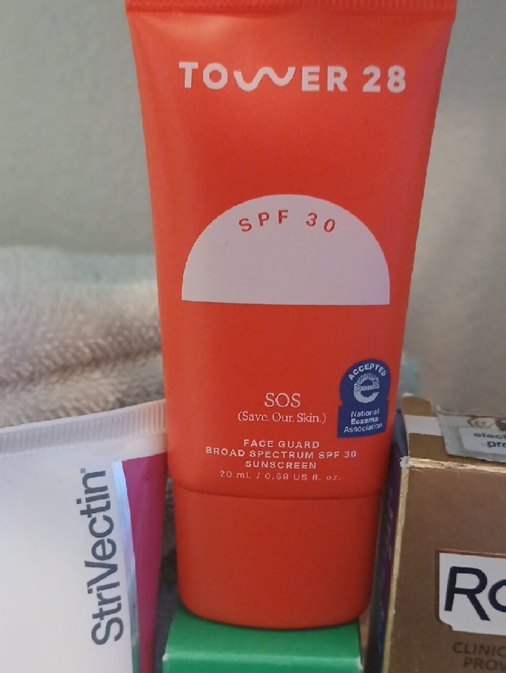 Clarins pink and white skincare trio with jar - Picture 3 of 12